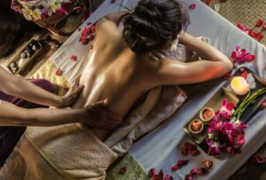 Kobieta w trakcie masazu orientalnego w Spa